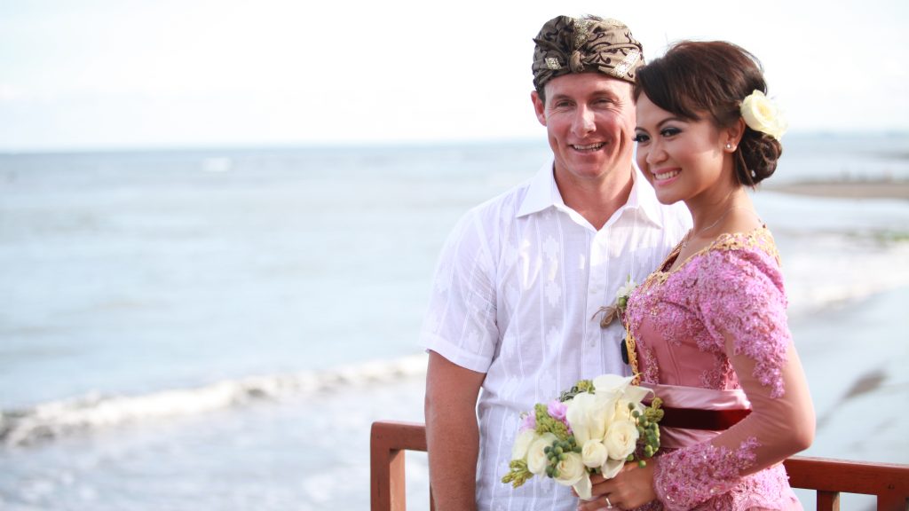 Beautiful bride Ayun wearing a pink kebaya at her pre-wedding event at Villa Bayu Gita