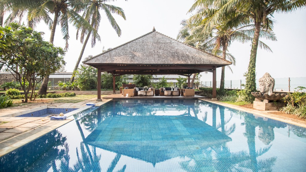 Villa Beira Mar - Pool and outdoor living area