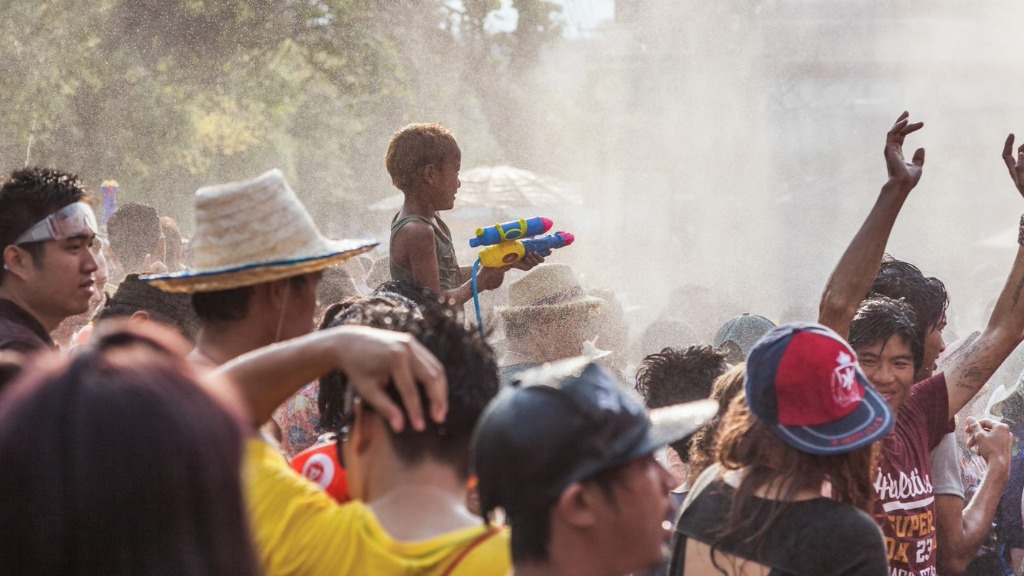 Songkran Water fight - Thailand (1024x576)